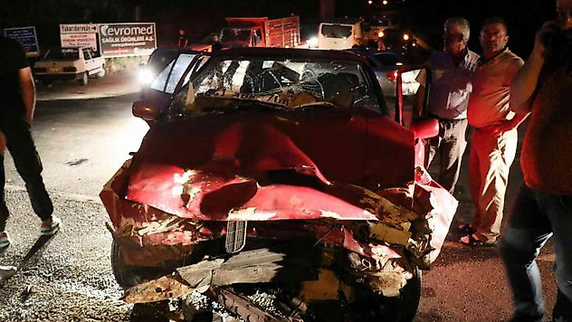 D-100'de cip ile otomobil çarpıştı: 3 yaralı
