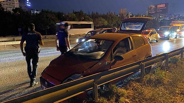 D-100'de iki otomobil çarpıştı: 1 yaralı