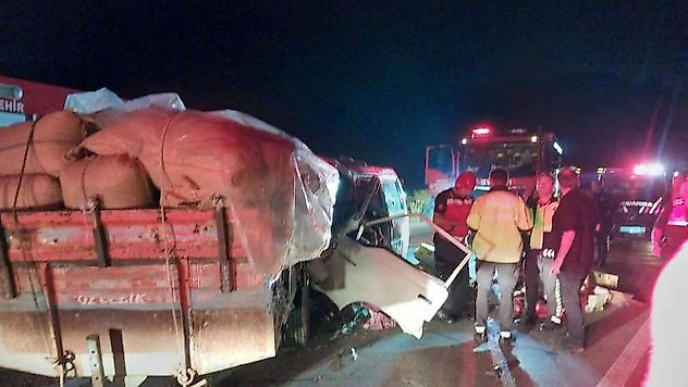 D-100'de minibüs traktöre arkadan çarptı: 2 yaralı