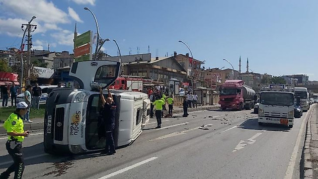 D-100'de tankerin çarptığı servis minibüsü devrildi: 1 yaralı