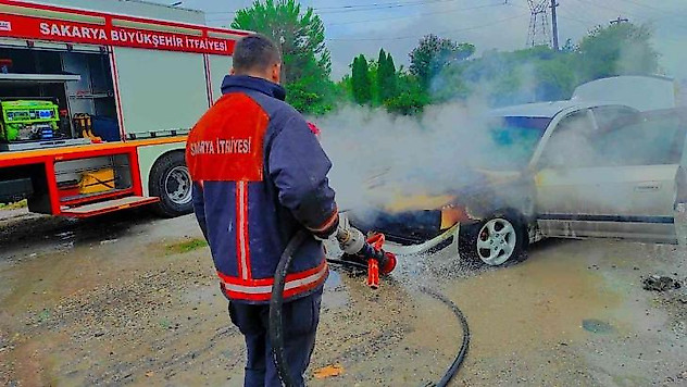 D-100'de yanan otomobile böyle müdahale ettiler