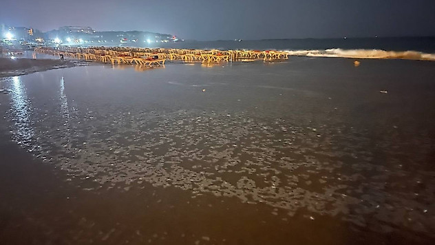 Dalgalar plajı göle çevirdi, işletmeci neye uğradığını şaşırdı