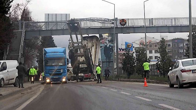 Damperi açılan kamyon önce üst geçit ve banka aracına çarptı