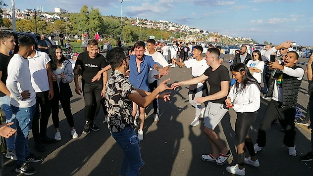 Dans eden gençler Tekirdağ sahilinde renkli görüntüler oluşturdu
