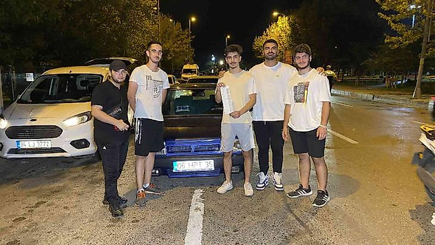 Denetimde ceza yedi, otomobilinin önünde fotoğraf çektirdi