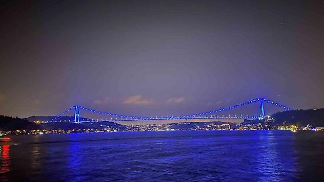 Denizcilik ve Kabotaj Bayramı için köprüler mavi renge büründü