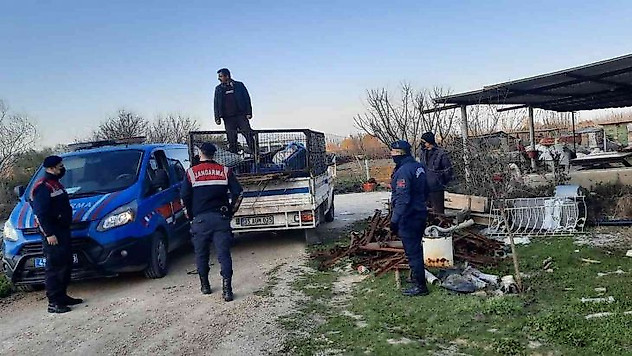 Depodan hırsızlık yaparken suçüstü yakalandılar