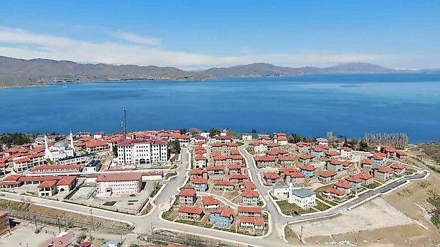 Depremin merkez üssü Sivrice'de vatandaşlar çifte bayram yaşıyor