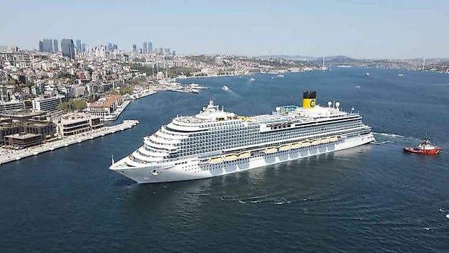 Dev kruvaziyer gemisi 'Costa Venezia' İstanbul'a yanaştı