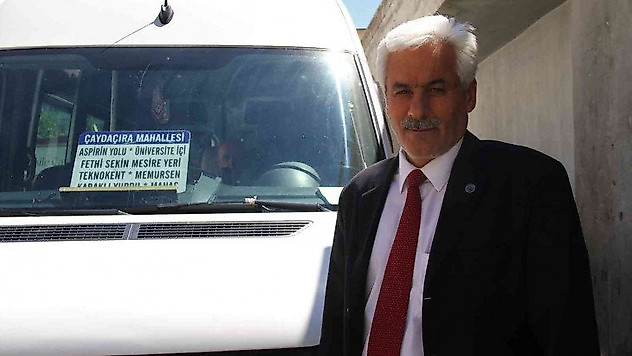 Devlet dairesinden emekli oldu, takım elbisesinden emekli olamadı