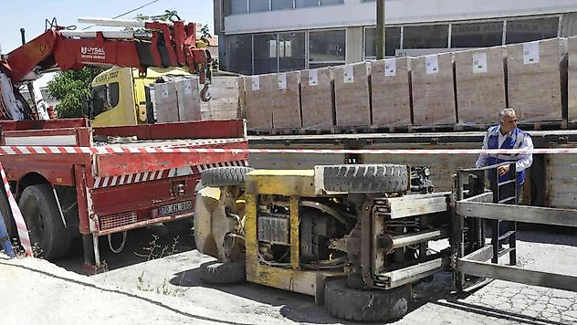 Devrilen forkliftin altında sıkışan operatör yaralandı