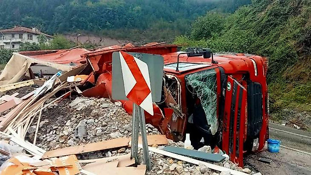 Devrilen tır alevlere teslim oldu, vatandaşlar kovalarla su taşıdı