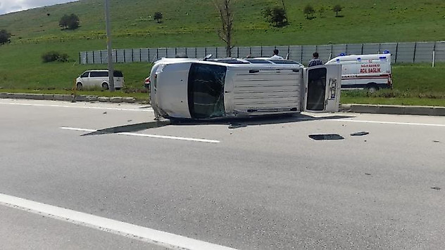 Direksiyon hakimiyetini kaybeden otomobil takla attı