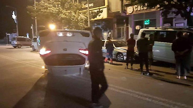 Direksiyon hâkimiyetini kaybetti sokak ortasında araçla takla attı