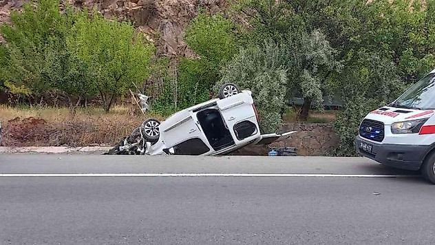 Direksiyonda uyuyakaldı, aracı takla atarak su kanalına düştü
