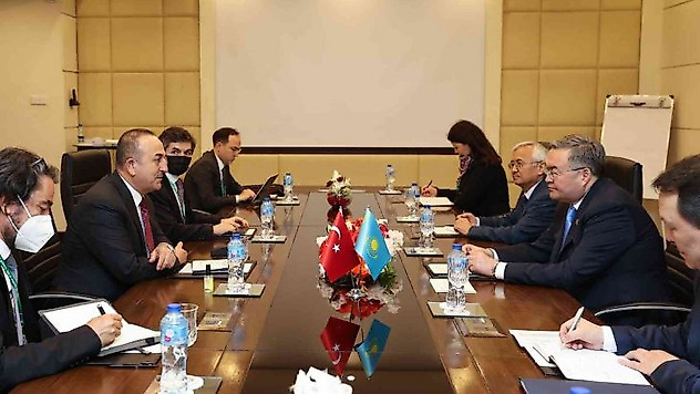 Dışişleri Bakanı Çavuşoğlu, Kazakistanlı mevkidaşı Tileuberdi ile görüştü