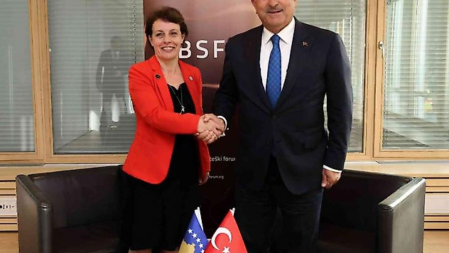Dışişleri Bakanı Çavuşoğlu, Kosovalı mevkidaşı Gervalla-Schwarz ile görüştü