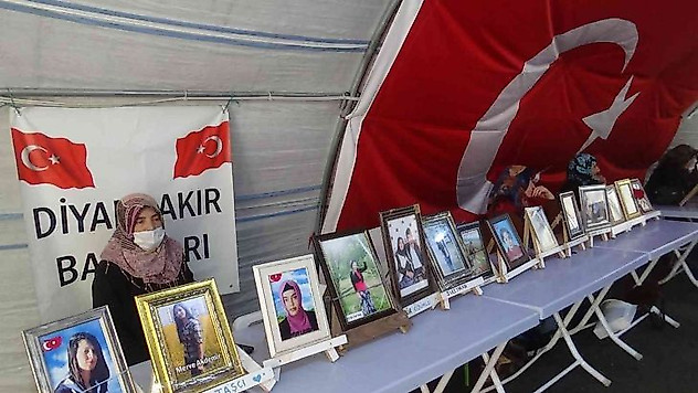 Diyarbakır'da anne ve babaların evlat nöbeti 952. günde