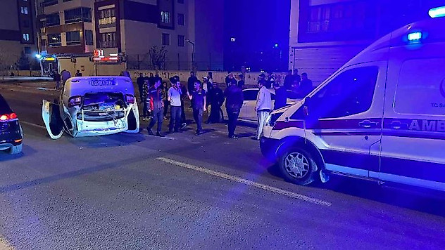 Diyarbakır'da kavşakta kontrolü kaybedilen otomobil takla attı