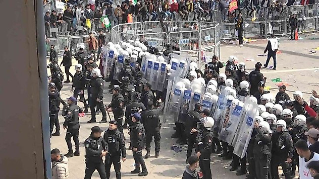 Diyarbakır'daki Nevruz etkinliklerinde polise saldıran 298 kişi gözaltına alındı