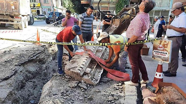 Doğalgaz çalışmasında çıkan lahit kamyona yüklenerek müzeye taşındı