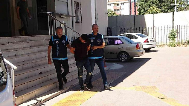 Dolandırdığı parayla aldığı arabaya binemeden yakalandı