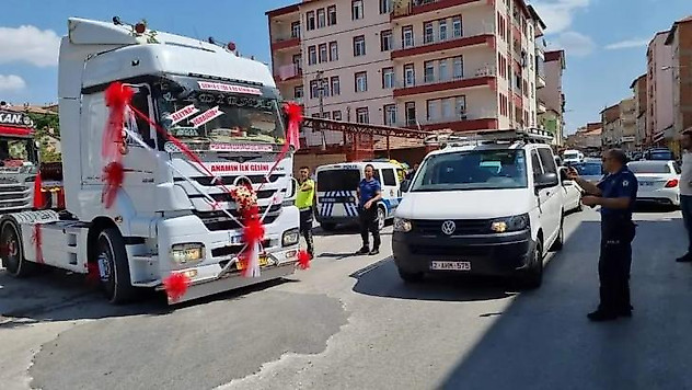 Düğün konvoyuna katılan Tır sürücülerine trafik cezası