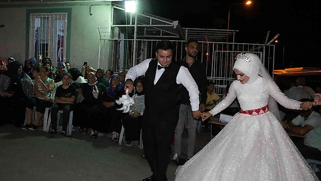 Düğün salonu kiralayamayınca muhtarlık bahçesinde evlendiler