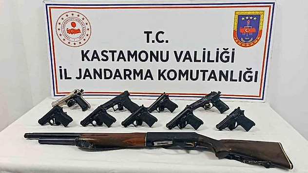 Düğünde havaya ateş açan şahıslara jandarma baskını: 11 silaha el konuldu