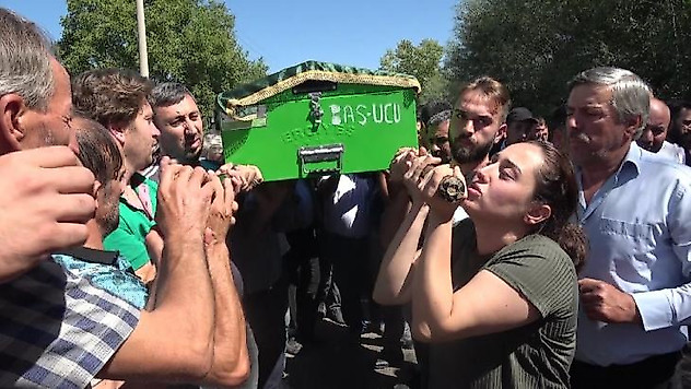 Düğünde maganda kurşunu ile ölen eşine son görev