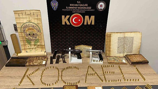 Durdurulan araçta 10 adet tarihi eser niteliğinde kitap bulundu