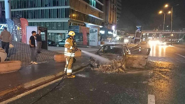 E-5'te alev alev yanan otomobil hurda yığınına döndü