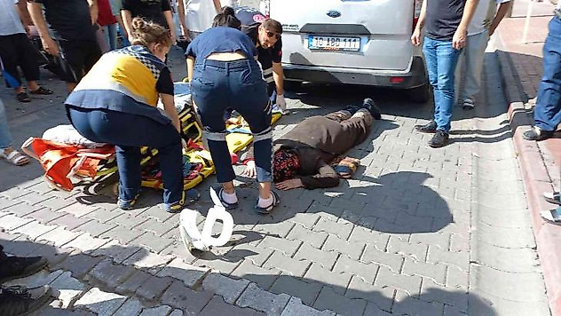 Eczaneden çıkan kadına otomobil çarptı