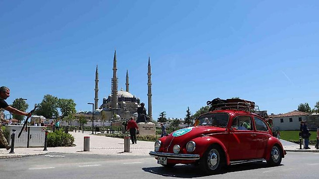 Edirne'de '1. Klasik Otomobil Balkan Turu' Bulgaristan'a doğru yolla çıktı