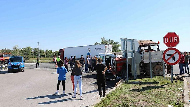 Edirne'de ayçiçek yüklü traktörle, hafif ticari araç çarpıştı: 3 yaralı