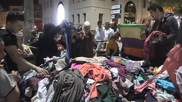 Ekmekten ucuz kıyafet sattı bayram alışverişine çıkanlar hücum etti