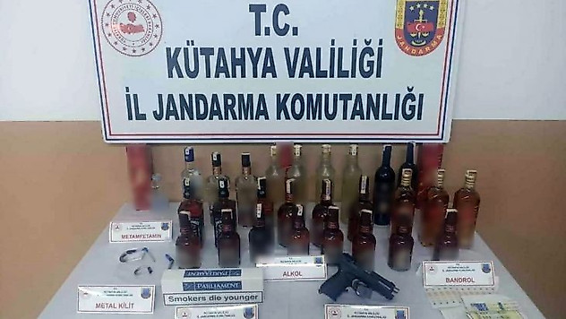 Ekskavatörle kaçak kazı yapan 4 kişi suçüstü yakalandı
