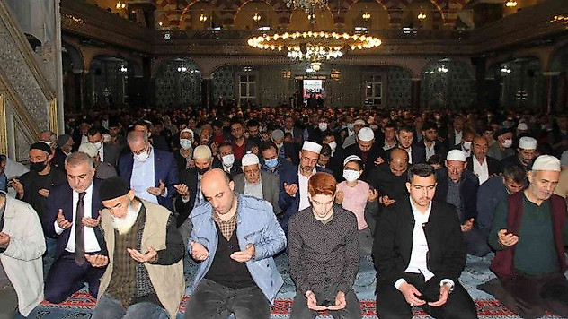 Elazığ'da bayram namazında camiler doldu
