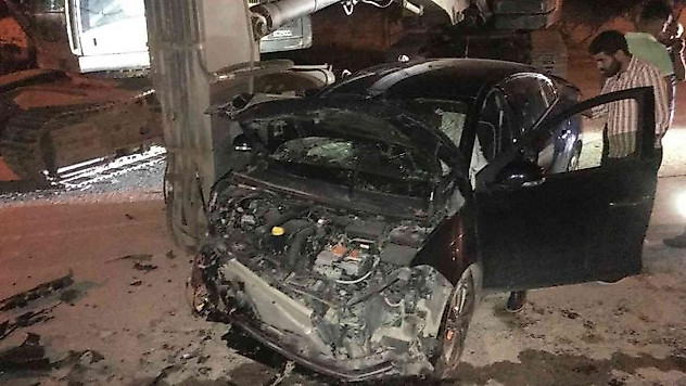 Elazığ'da ekskavatöre çarpan otomobil hurdaya döndü: 2'si ağır 3 yaralı