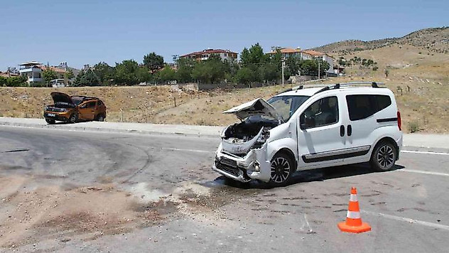 Elazığ'da hafif ticari araç ile otomobil çarpıştı: 7 yaralı