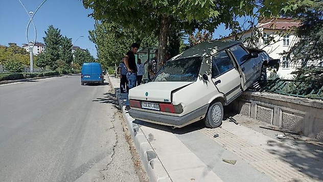 Elazığ'da otomobil duvara çarptı: 1 yaralı