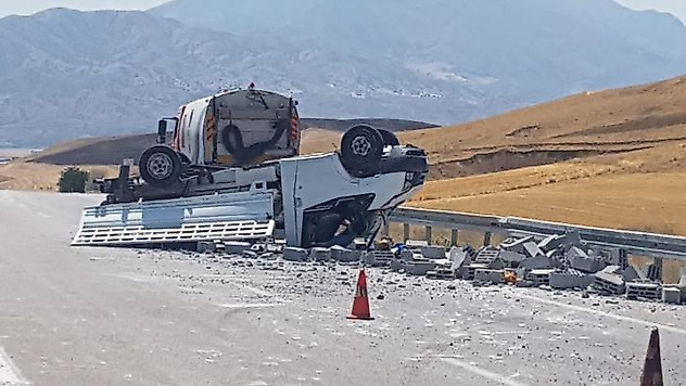 Elazığ'da pikap ile otomobil çarpıştı: 3 yaralı