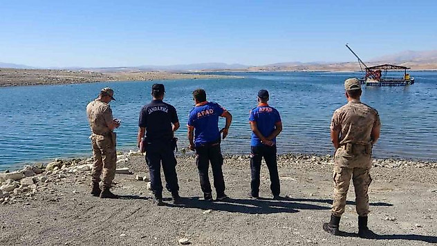 Elazığ'da tekne battı: Tekneyle birlikte suda kaybolan şahsı arama çalışmaları sürüyor