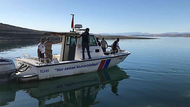 Elazığ'da tekneyle birlikte suda kaybolan şahsı arama çalışmaları sürüyor