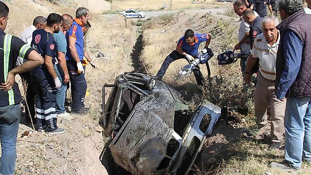 Elazığ'da trafik kazası: Ekipler sıkışan yaralı için seferber oldu