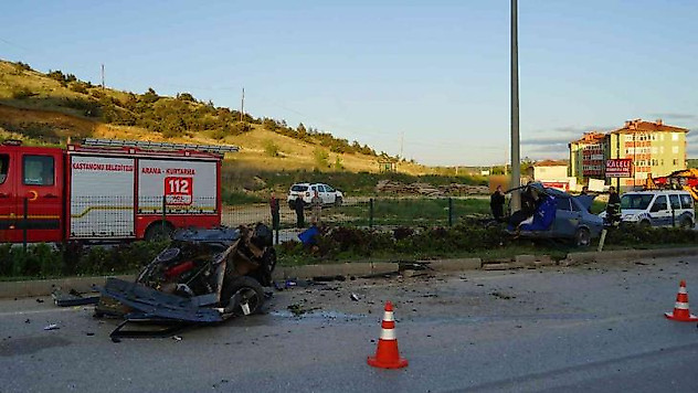 Elektrik direğine çarpan otomobil ikiye bölündü: 1 ölü