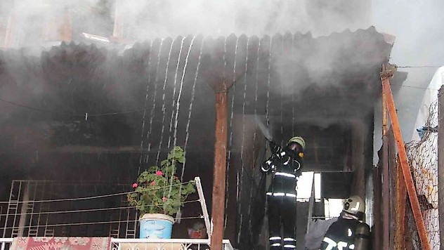 Elektrikli battaniye evi yaktı