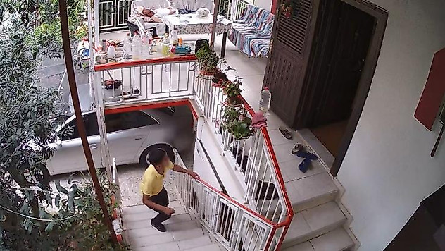Elini kolunu sallayarak girdi, uyuyan adamın telefonunu ve ayakkabılarını çaldı