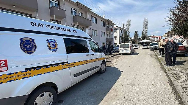 Emekli müdür evinde ölü bulundu