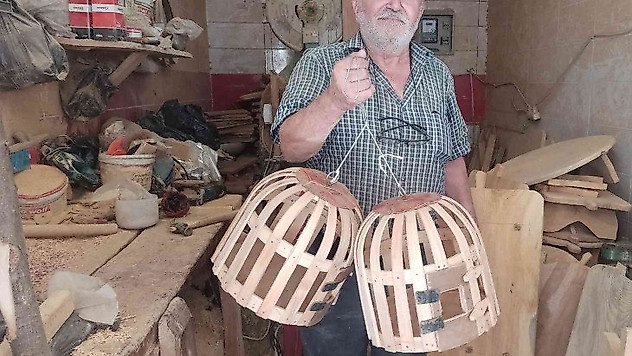 Emekli oldu 12 yıldır kuş kafesi yapıyor